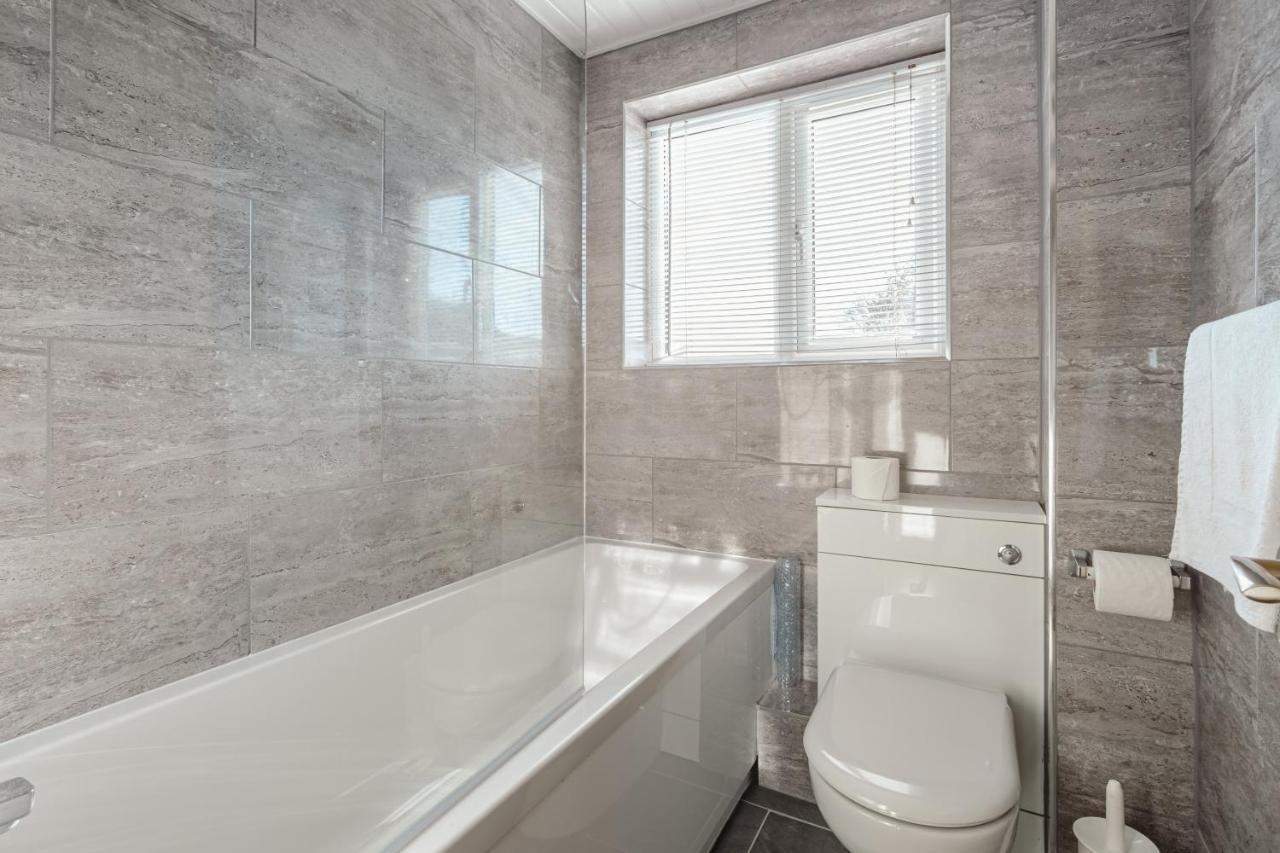 Luxury 2 Bed Room Lake View Apt Bowness Parking 外观 照片