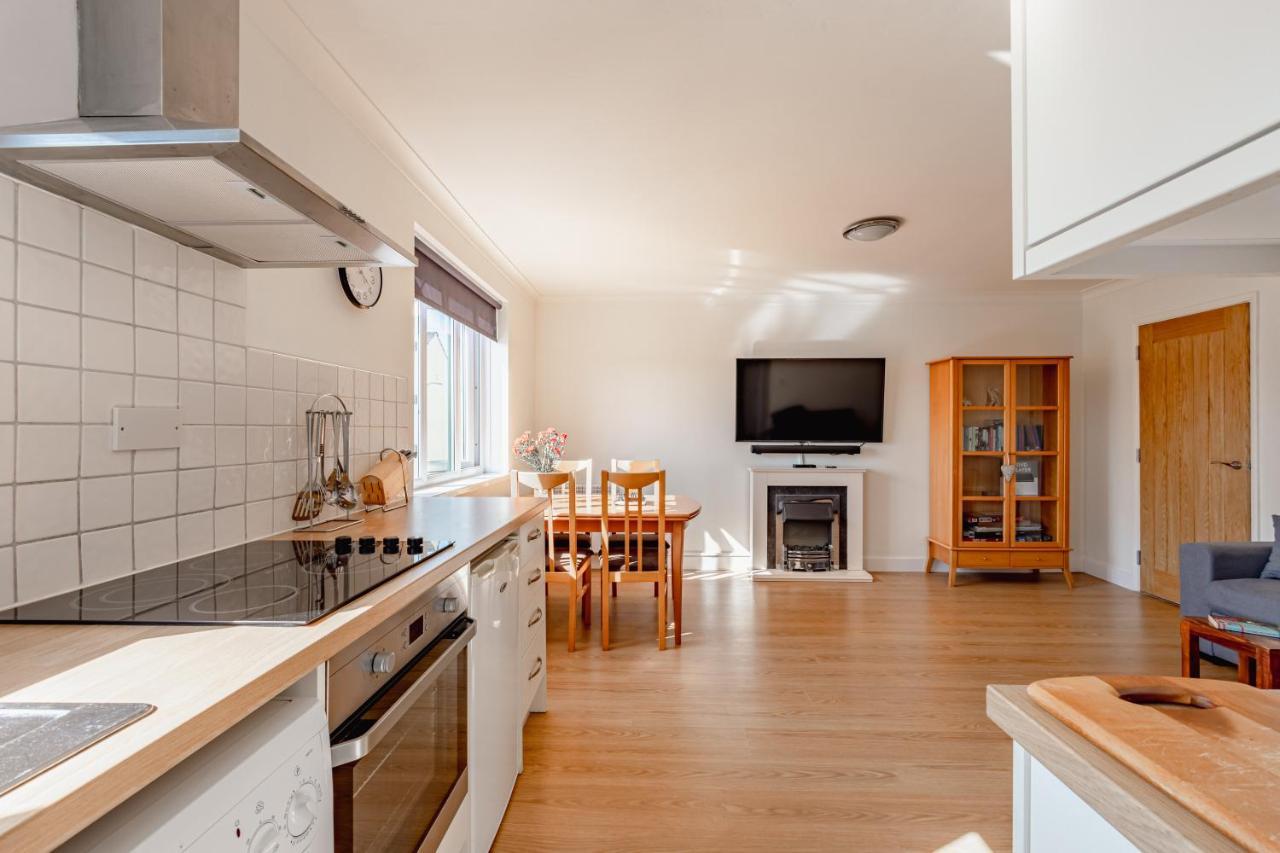 Luxury 2 Bed Room Lake View Apt Bowness Parking 外观 照片